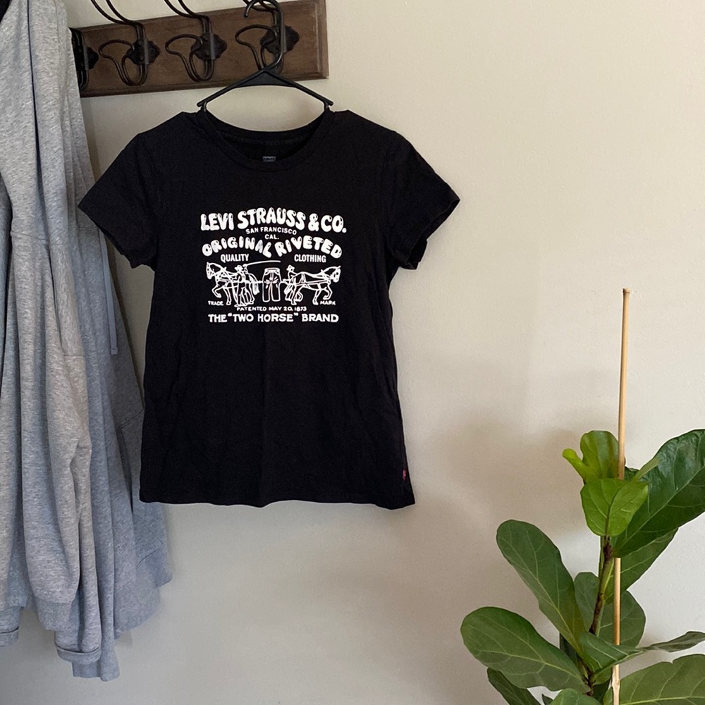 Levi’s black logo t-shirt